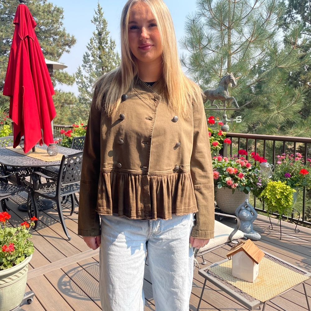 Free People khaki Green military style jacket. Sized a medium. Make offer